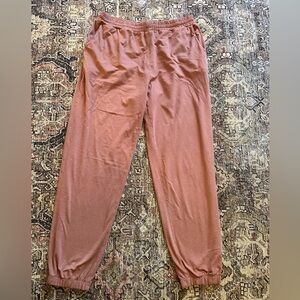Vuori Boyfriend Jogger. Medium. Pink/Salmon color